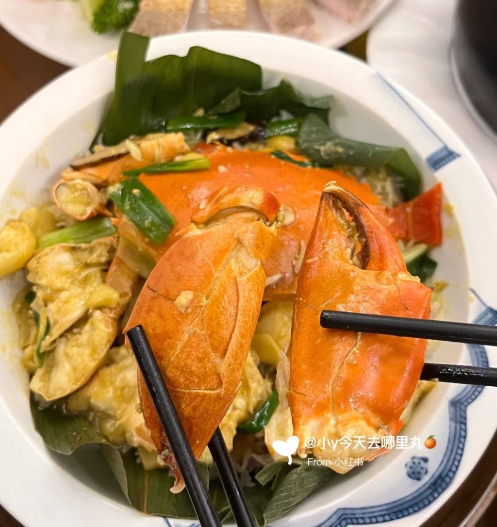 潮州美食推介2024｜8. 老城潮菜館 荷葉焗蟹飯。（圖片來源：小y今天去哪裏丸＠小紅書）