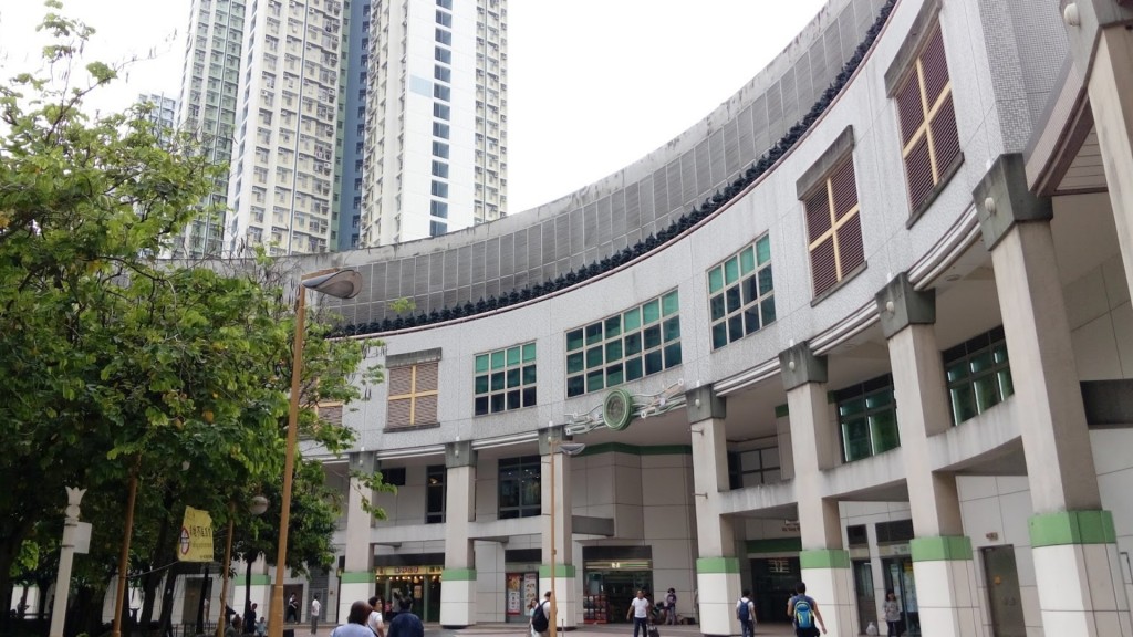 女子被發現倒臥逸東邨商場對開位置。網圖