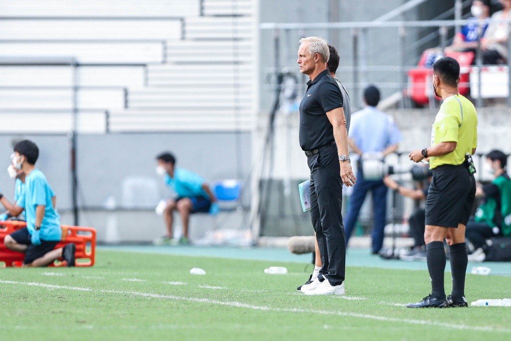 教练安达臣未有因为南韩而退缩，要求球员即使再败，仍然踢出大无畏的斗志。 香港足总图片
