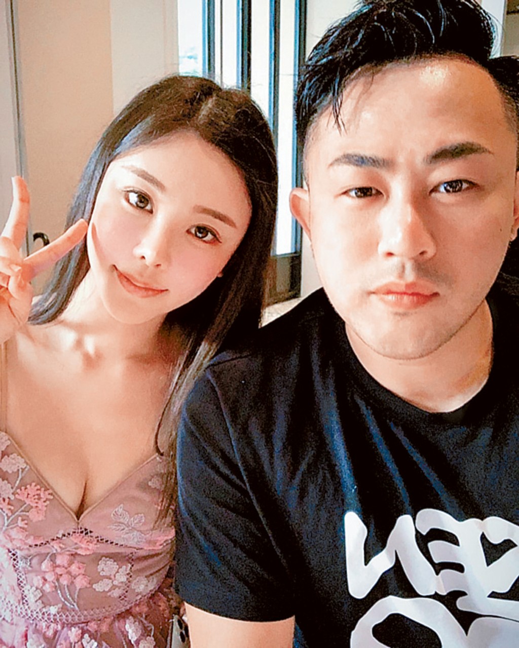 張燕花指，蔡天鳳的前大伯鄺港傑「識擦鞋」， 經常向蔡天鳳稱他「無嘢做」及「搵唔到嘢做」。