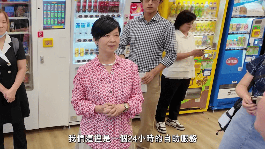 一行人到村內參觀不同的設施。 一行人到村內參觀不同的設施。