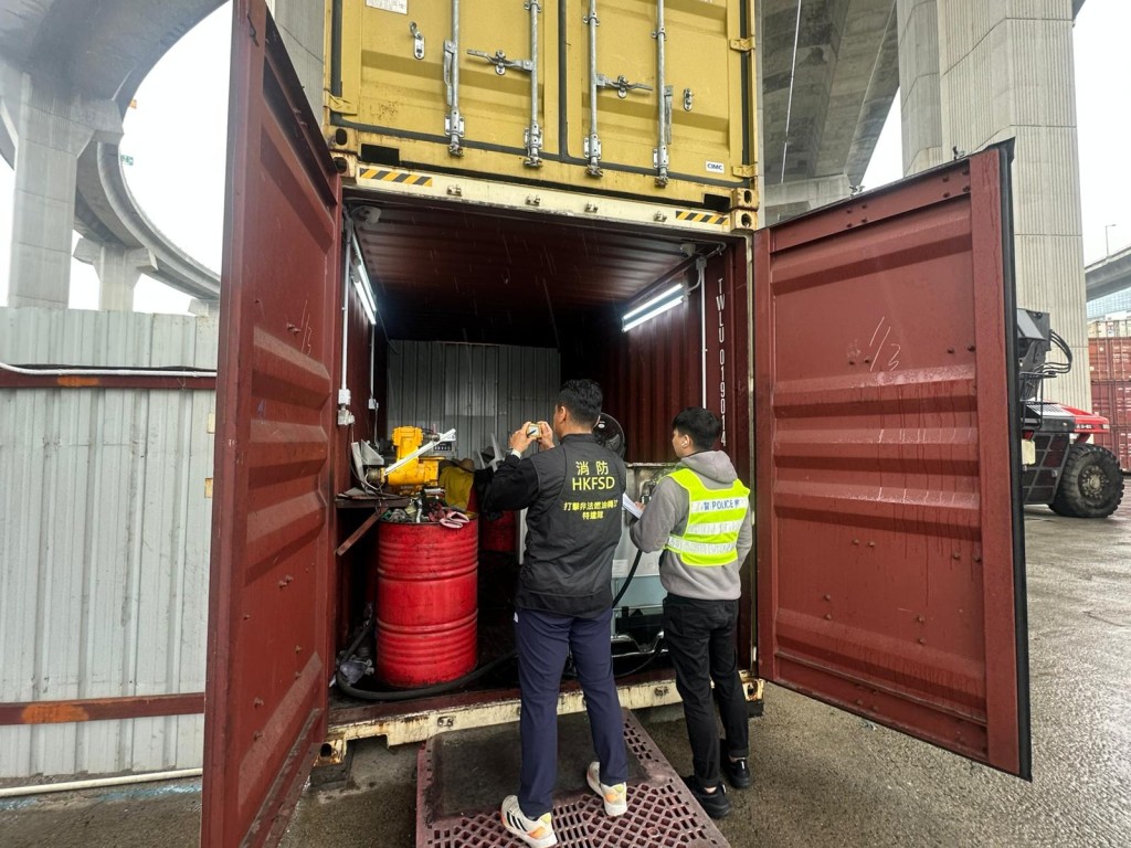 警方聯同消防處共檢獲約2.1萬公升懷疑柴油，市值約59萬元。