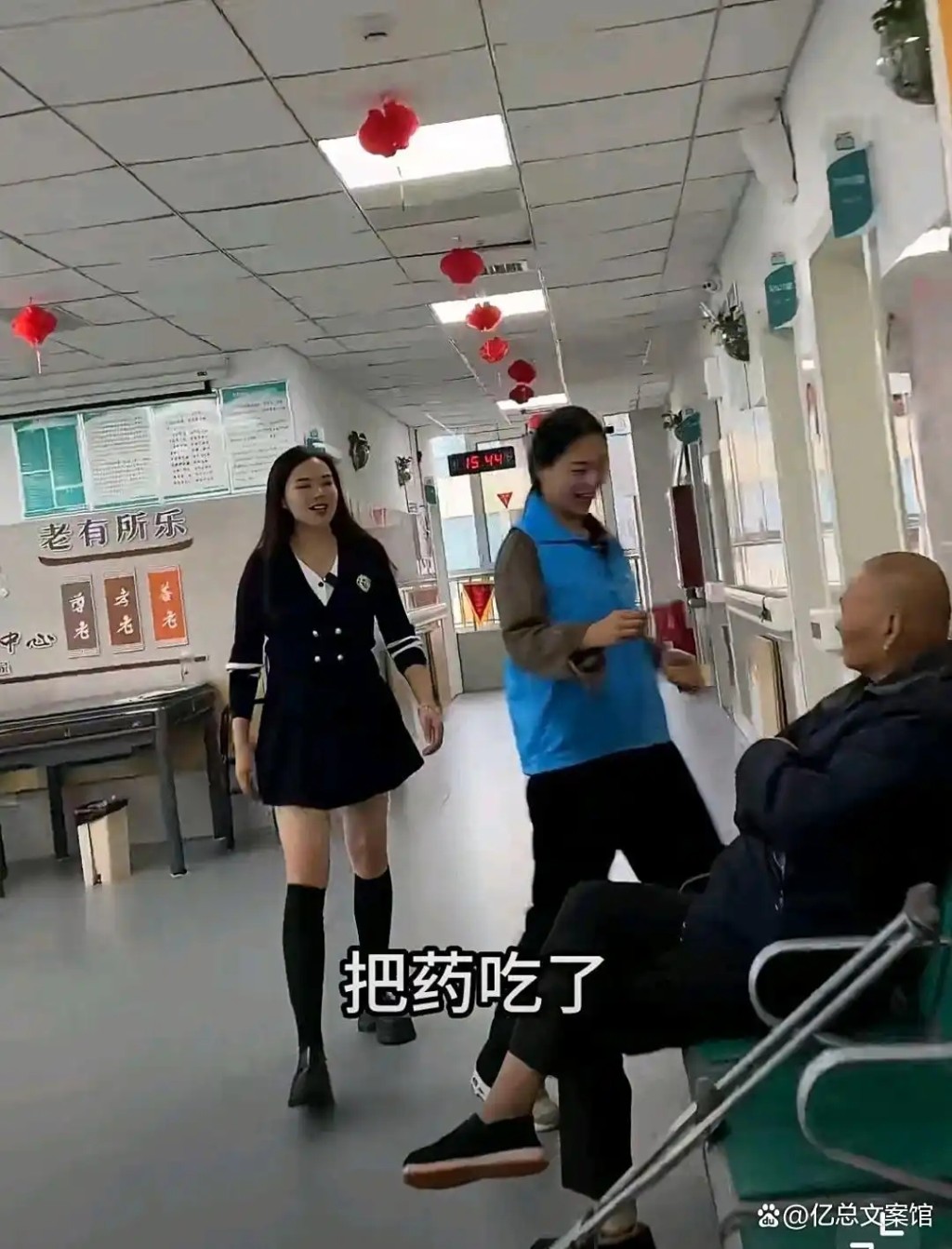 「短裙女院長跳熱舞哄老人吃藥」影片引發爭議。