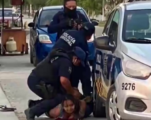 墨西哥女警雙膝跪壓薩爾瓦多女疑犯致死。（網圖）