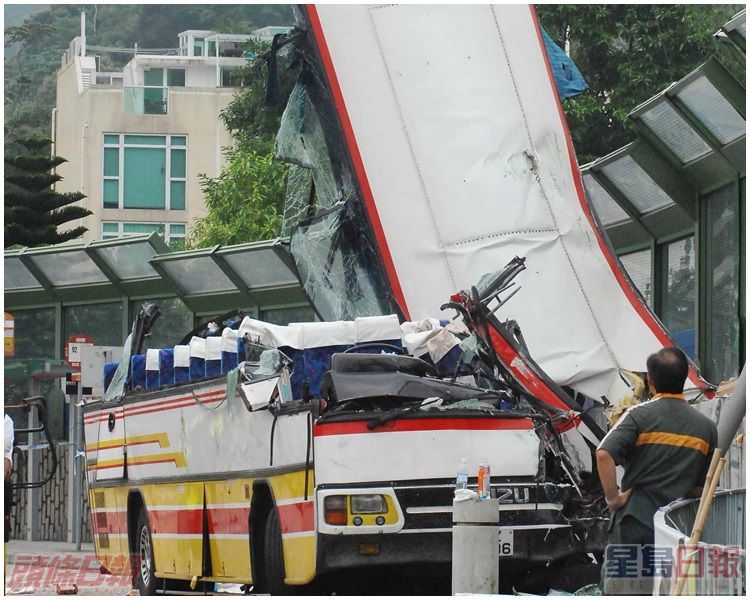 旅遊巴車頂嚴重毀爛,需要「肢解」分開移走。資料圖片