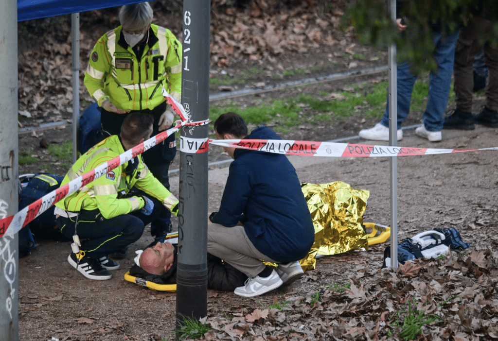 部分路人被困车底，需由消防员救出。路透社