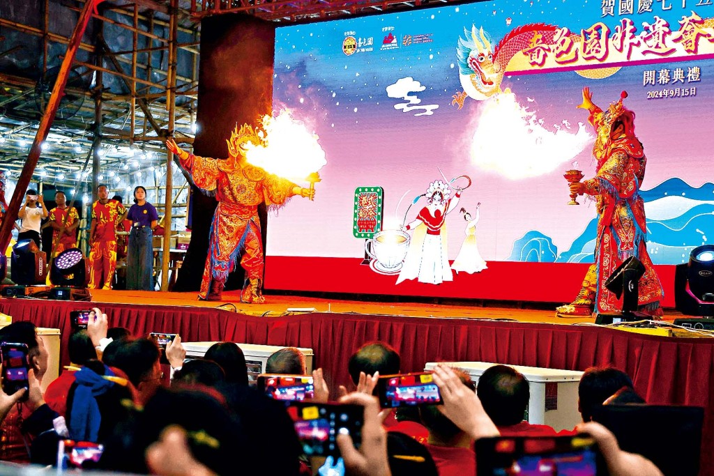 「非遺薈萃綵燈節」期間於廟宇廣場搭建戲棚,呈獻多場非物質文化遺產表演,弘揚傳統文化。 「非遺薈萃綵燈節」期間於廟宇廣場搭建戲棚,呈獻多場非物質文化遺產表演,弘揚傳統文化。