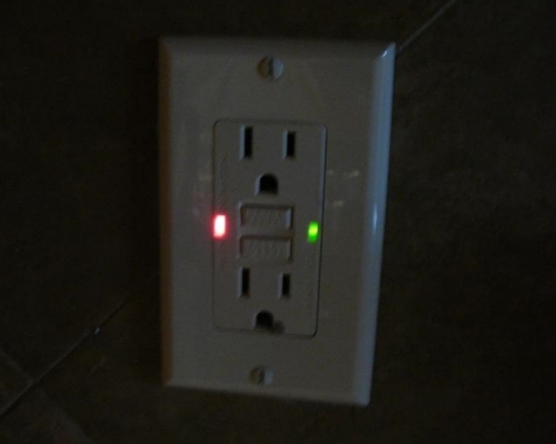 女子發現插座閃著「詭異的紅光」，拆開裡頭竟然是「針孔攝影機」。　示意圖