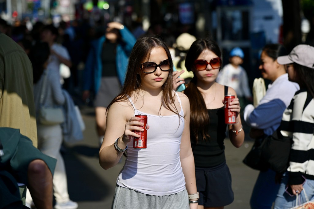 天文台今日(12日)表示,一股偏南氣流會在未來數日影響廣東沿岸,該區日間炎熱。 天文台今日(12日)表示,一股偏南氣流會在未來數日影響廣東沿岸,該區日間炎熱。