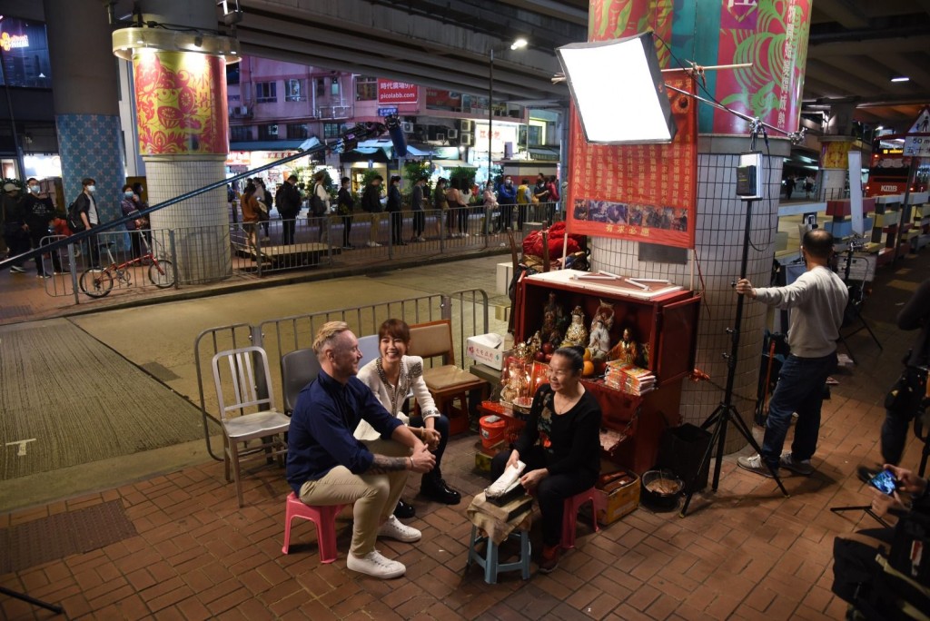 玄学大师李居明执导的玄学电影《易经风云录》，首次从易经角度揭盅香港铜锣湾鹅颈桥的「打小人」文化。 