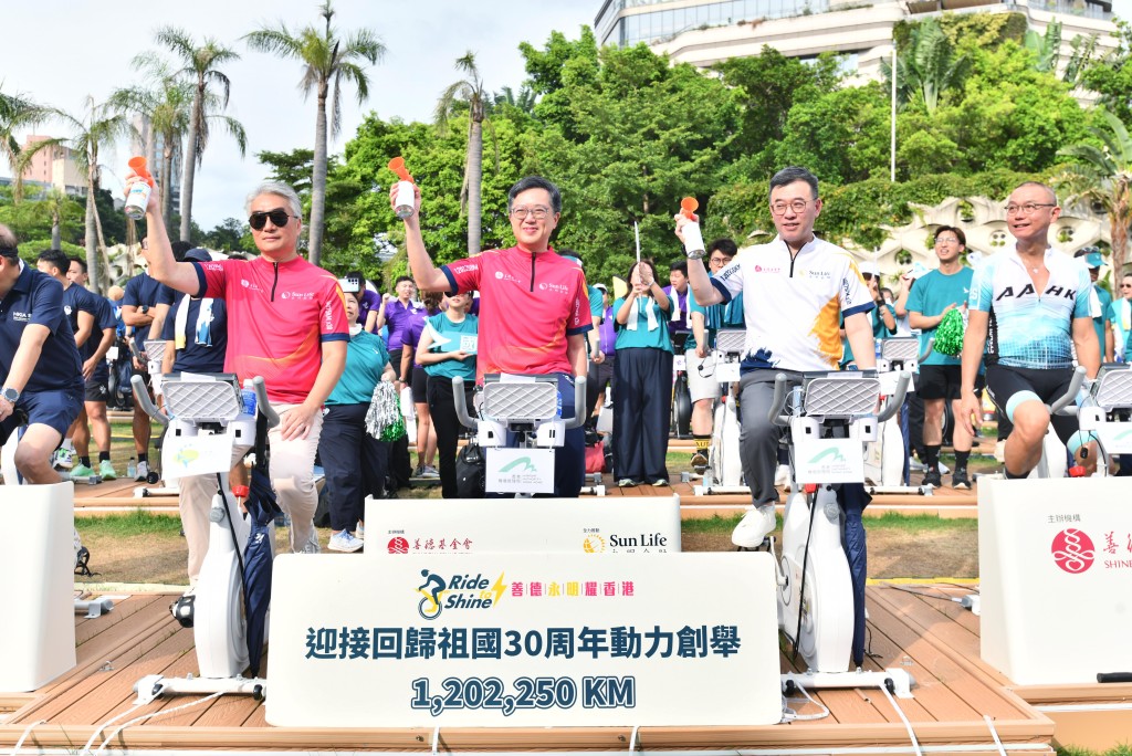 創新科技及工業局常任秘書長蔡傑銘(中)表示,活動讓市民在享受運動樂趣的同時,感受創新科技如何融入日常生活及團結社會。 創新科技及工業局常任秘書長蔡傑銘(中)表示,活動讓市民在享受運動樂趣的同時,感受創新科技如何融入日常生活及團結社會。