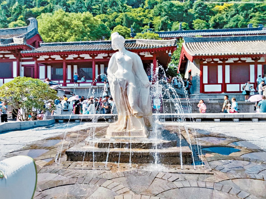 坐落於西安華清池35年的「貴妃出浴」白玉雕像。