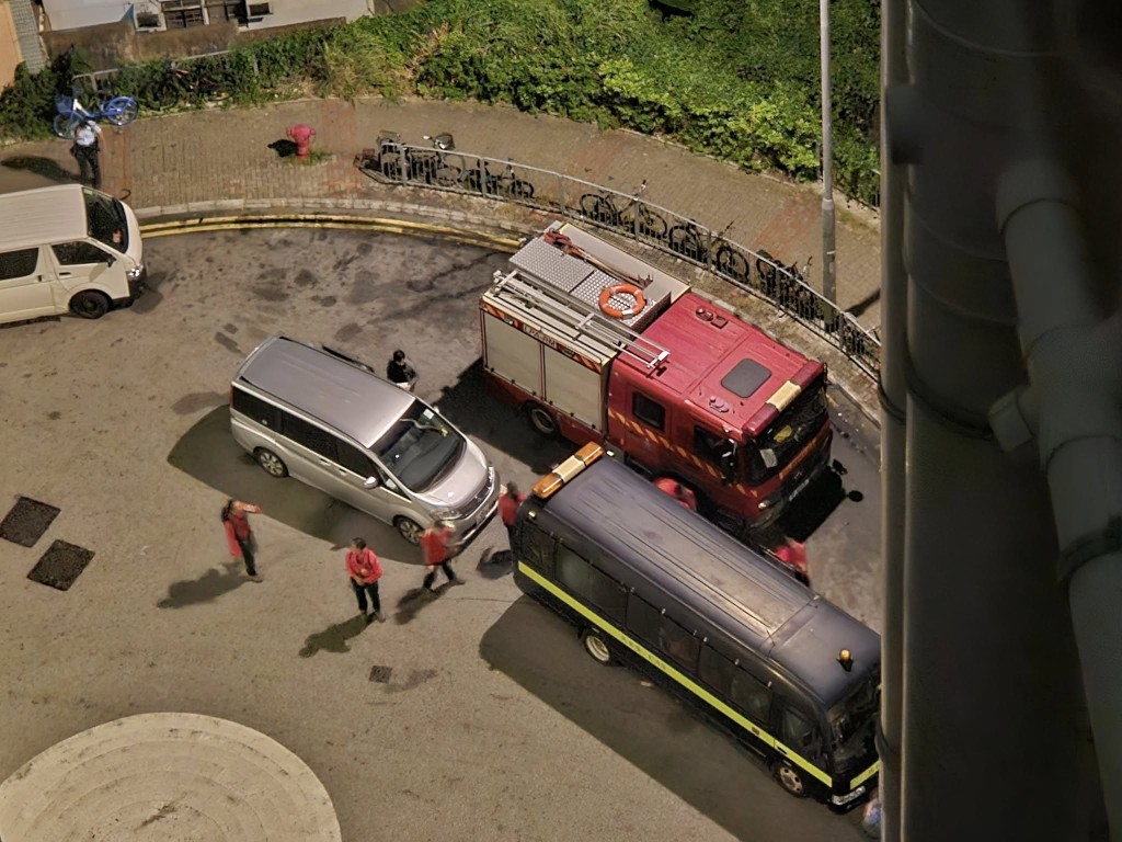 救援人員通宵搜索。FB:Nannan Lau@菁田邨 和田邨 街坊互助群 救援人員通宵搜索。FB:Nannan Lau@菁田邨 和田邨 街坊互助群