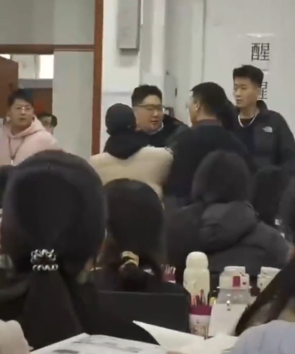 山東有男子闖入一間學校的課室，聲稱遭教師女友「派帽」，要找學生「姦夫」。