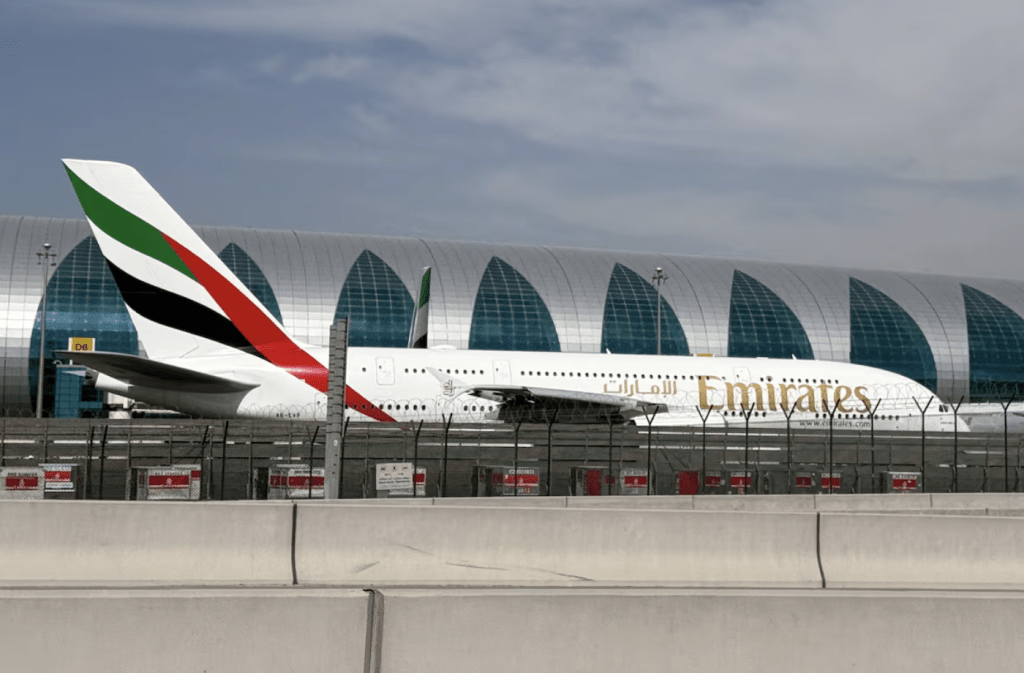 阿联酋航空（Emirates）及杜拜航空（Flydubai）宣布，除持有「黄金签证」者外，禁止所有伊朗公民入境或经该国中转。路透社