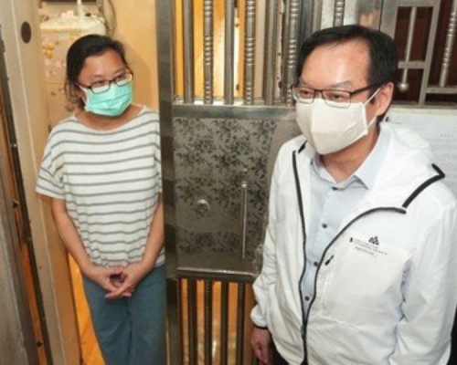 韋志成早前到合作社試點項目與居民交流。