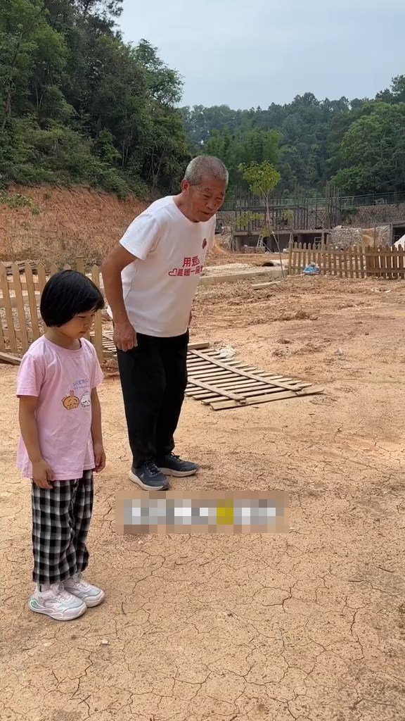 王維平每天悉心照顧6歲女兒天賜。抖音@67歲生寶寶