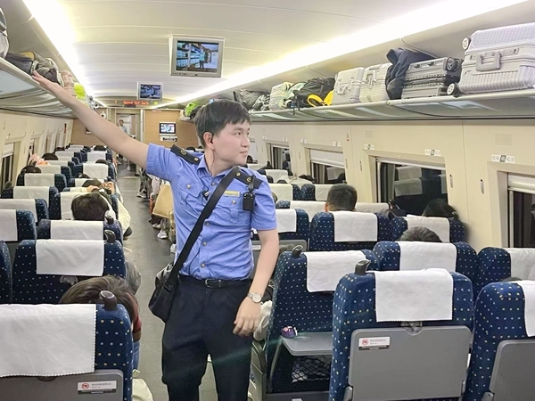 覃雲昊在檢查行李架。人民網
