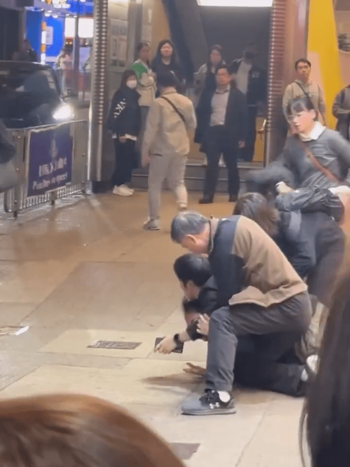 有兩名熱心男女途人上前，協助制服疑犯。