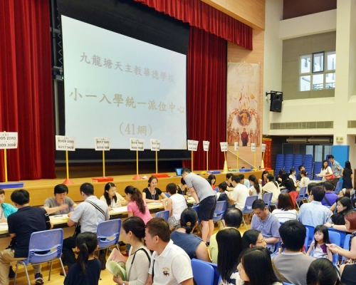 教育局呼籲家長到領取中心時,毋須帶同子女前往。資料圖片