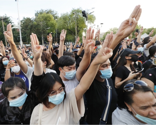 要求改革政府的泰國示威者今到曼谷舉行集會,並舉起3隻手指的反抗手勢。AP圖片