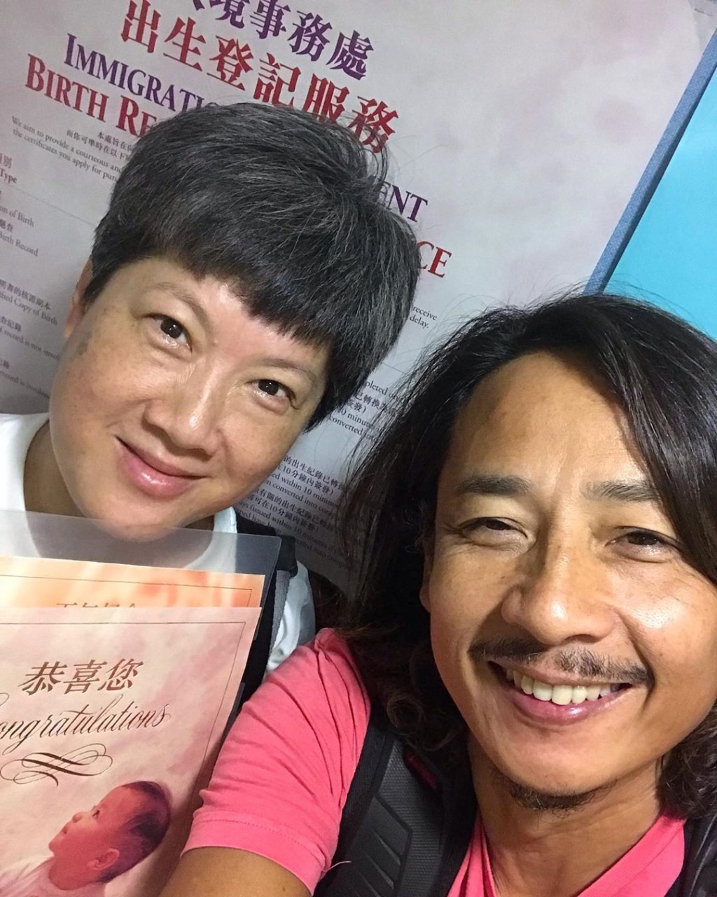 兩夫婦為女兒辦理出生登記。黃澤鋒IG圖片