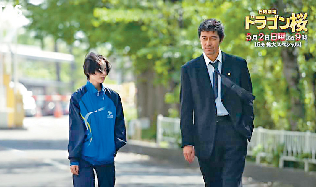 ■阿部寬在今輯鼓勵學生平手。
