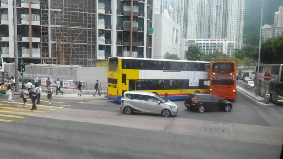 現場一度全線封閉，交通擠塞。。 圖:香港交通突發報料區