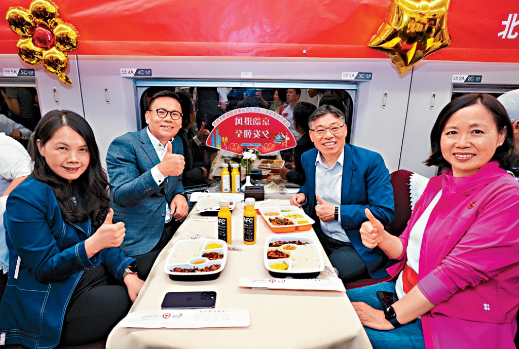 運輸及物流局局長林世雄與議員到餐卡用膳，大讚食物質素高於期望。