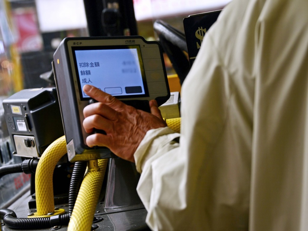 《施政報告》落實六十歲以上兩元乘車優惠，將於下年落實。資料圖片