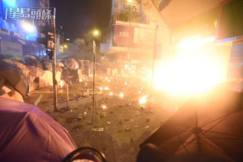 案發期間，示威者在街頭投擲汽油彈。資料圖片