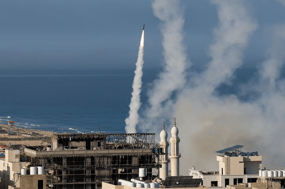 巴勒斯坦武装份子在加沙向以色列发射火箭。路透社