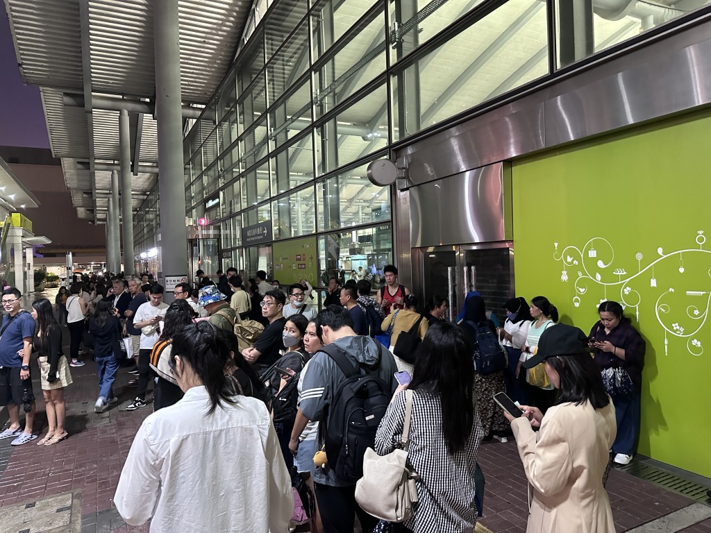 紅磡港鐵站大批巿民排隊等候的士。資料圖片