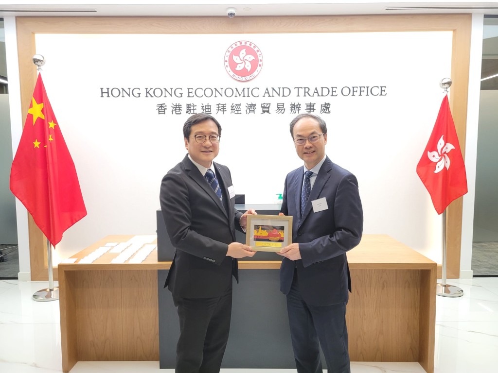 香港律师会会长陈泽铭(左)拜访了迪拜经贸办。