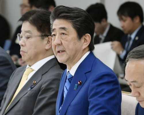 安倍晉三到醫院，引發健康問題猜測，首相官邸稱接受例行體檢。AP資料圖片