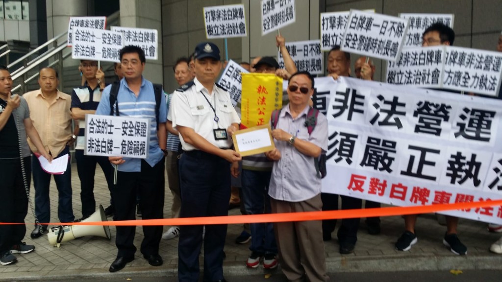 團體請願促警方加強打擊違法的士及白牌車。