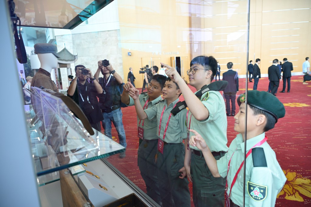 「全民國家安全教育日」開幕典禮暨主題講座,學生參觀展品。 「全民國家安全教育日」開幕典禮暨主題講座,學生參觀展品。