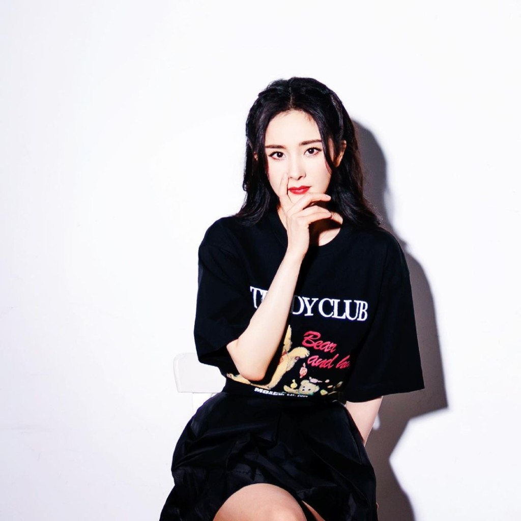 楊冪因疫情難以來港,已有一年沒見女兒。