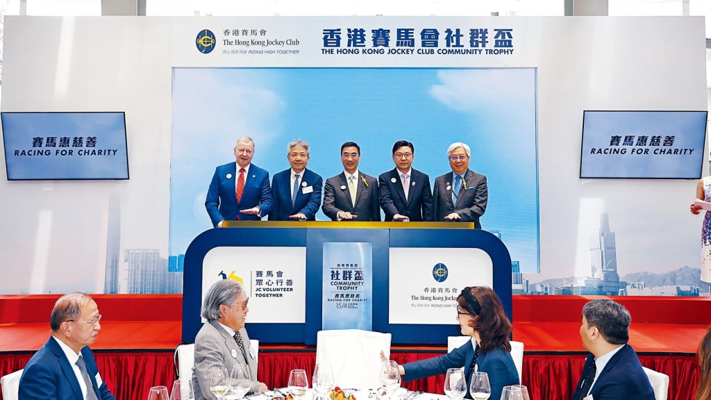 局長孫玉菡(右二)、馬會主席利子厚(中)、副主席李家祥博士(右一)、行政總裁應家柏(左一)及「賽馬會眾心行善」計劃諮詢委員會召集人張仁良教授(左二)為計劃公佈儀式主禮。