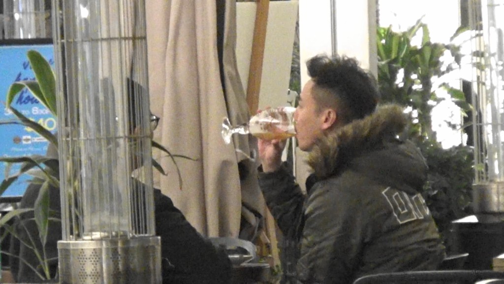 話明Happy Hour，張建聲梗係要隊番兩杯啤酒啦。