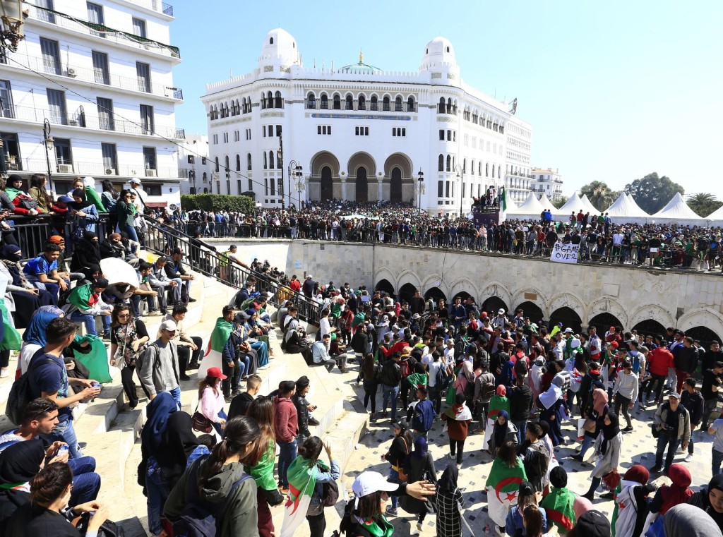 昨日繼續有人在首都阿爾及爾和國內其他城市上街示威。AP