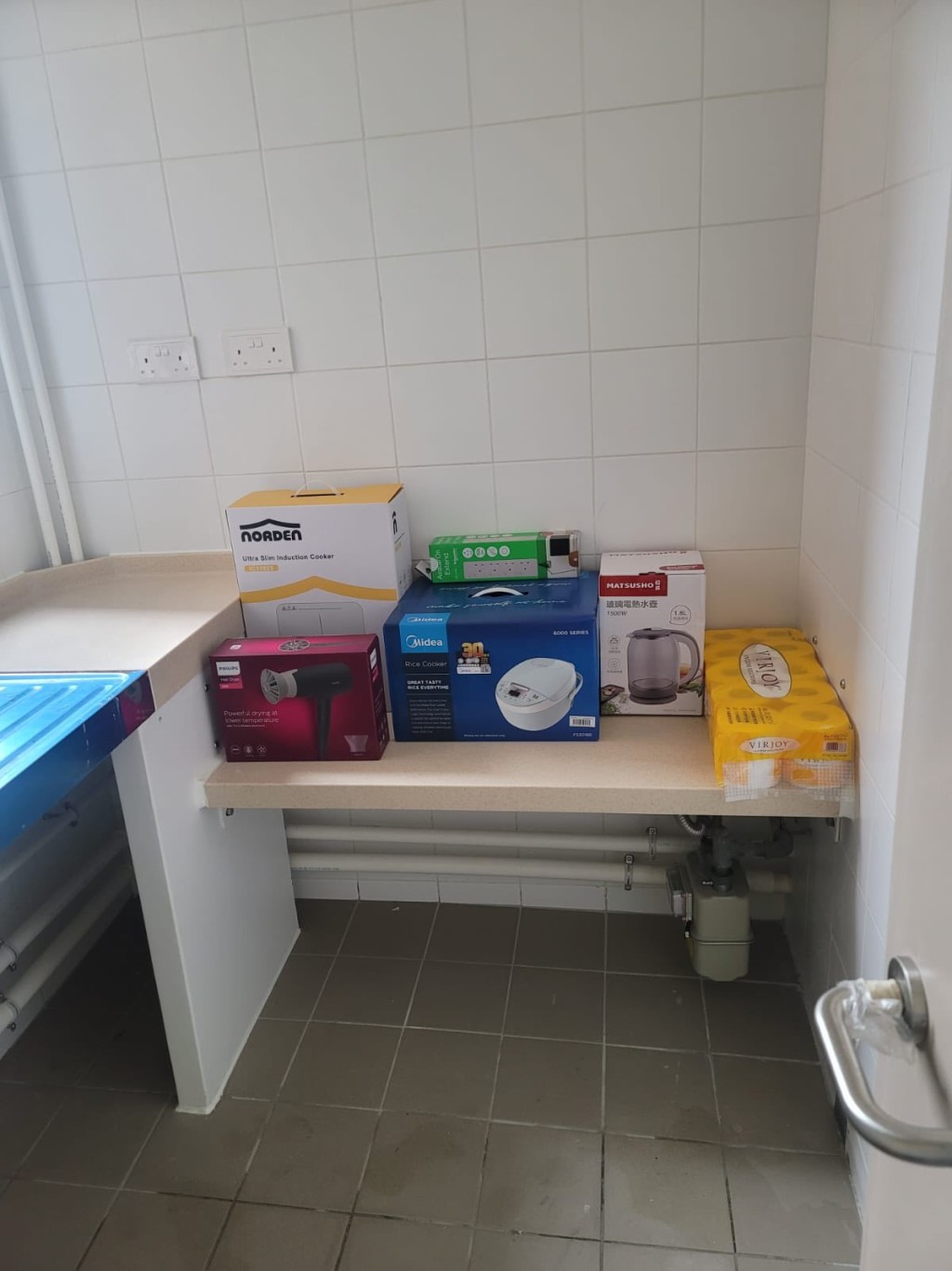 房協舉洪水橋樂翹樓為例,單位內已備有煮食爐、水壺、電飯煲、風扇、電拖板等家電。房協FB圖片 房協舉洪水橋樂翹樓為例,單位內已備有煮食爐、水壺、電飯煲、風扇、電拖板等家電。房協FB圖片