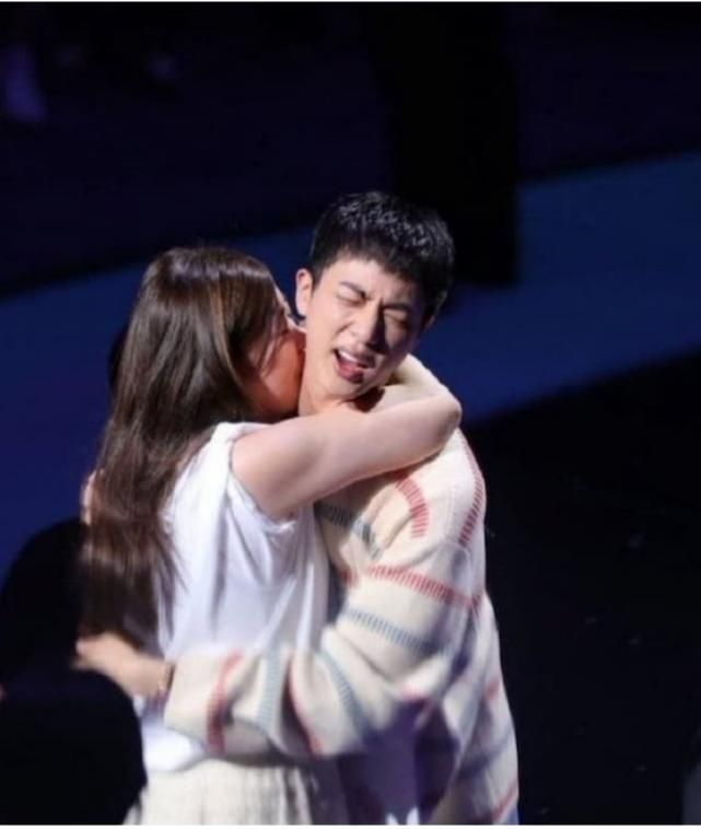 女狂迷強吻了Jin的頸部。