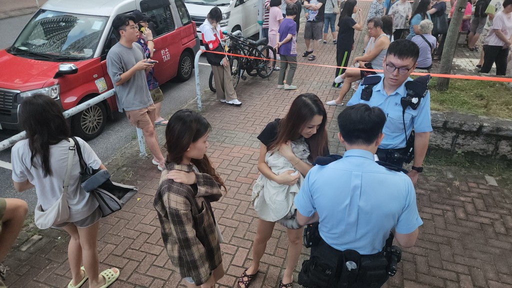 有住戶攜同貓隻逃生。 有住戶攜同貓隻逃生。