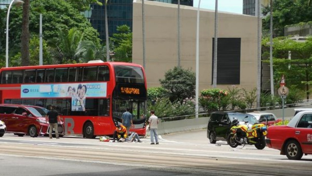 單車漢倒地受傷。fb群組香港突發事故報料區圖片