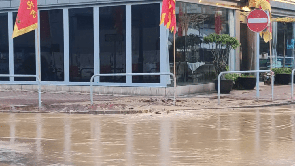 今早爆水管時黃泥水湧出情況。FB:真.屯門友 今早爆水管時黃泥水湧出情況。FB:真.屯門友