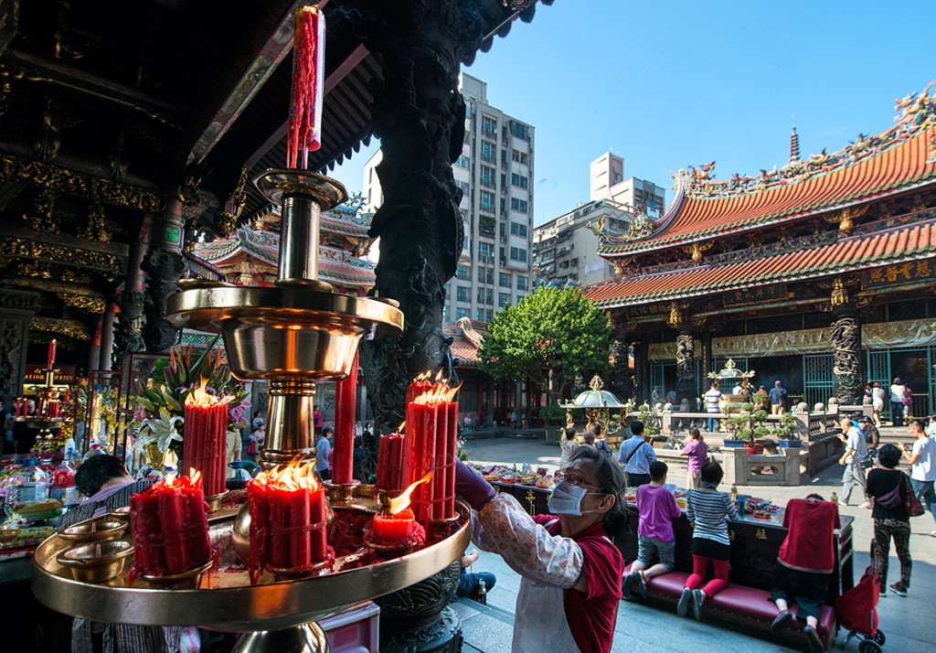 台北的龙山寺向来香火鼎盛。网上图片