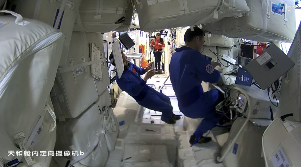 太空人在舱内组装测试双光子显微镜。