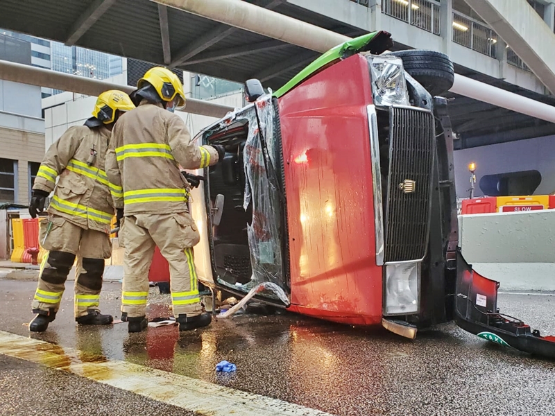 的士車頭損毀。