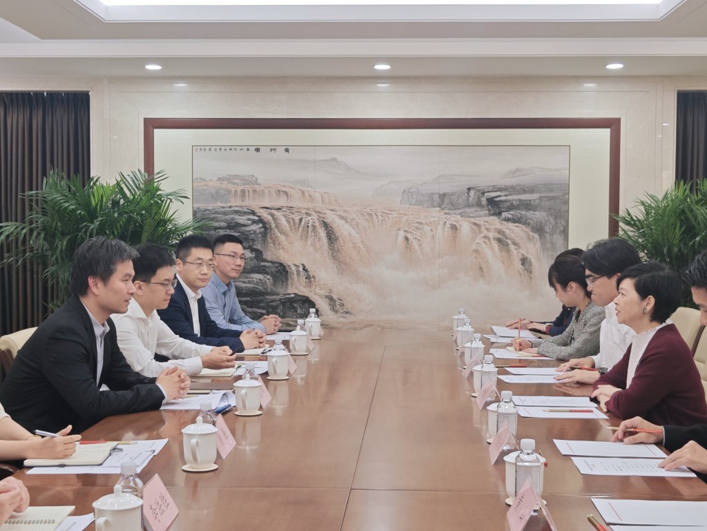 何永賢拜訪國務院國有資產監督管理委員會（國資委），並與國資委國際合作局副局長謝暉（左一）會面。